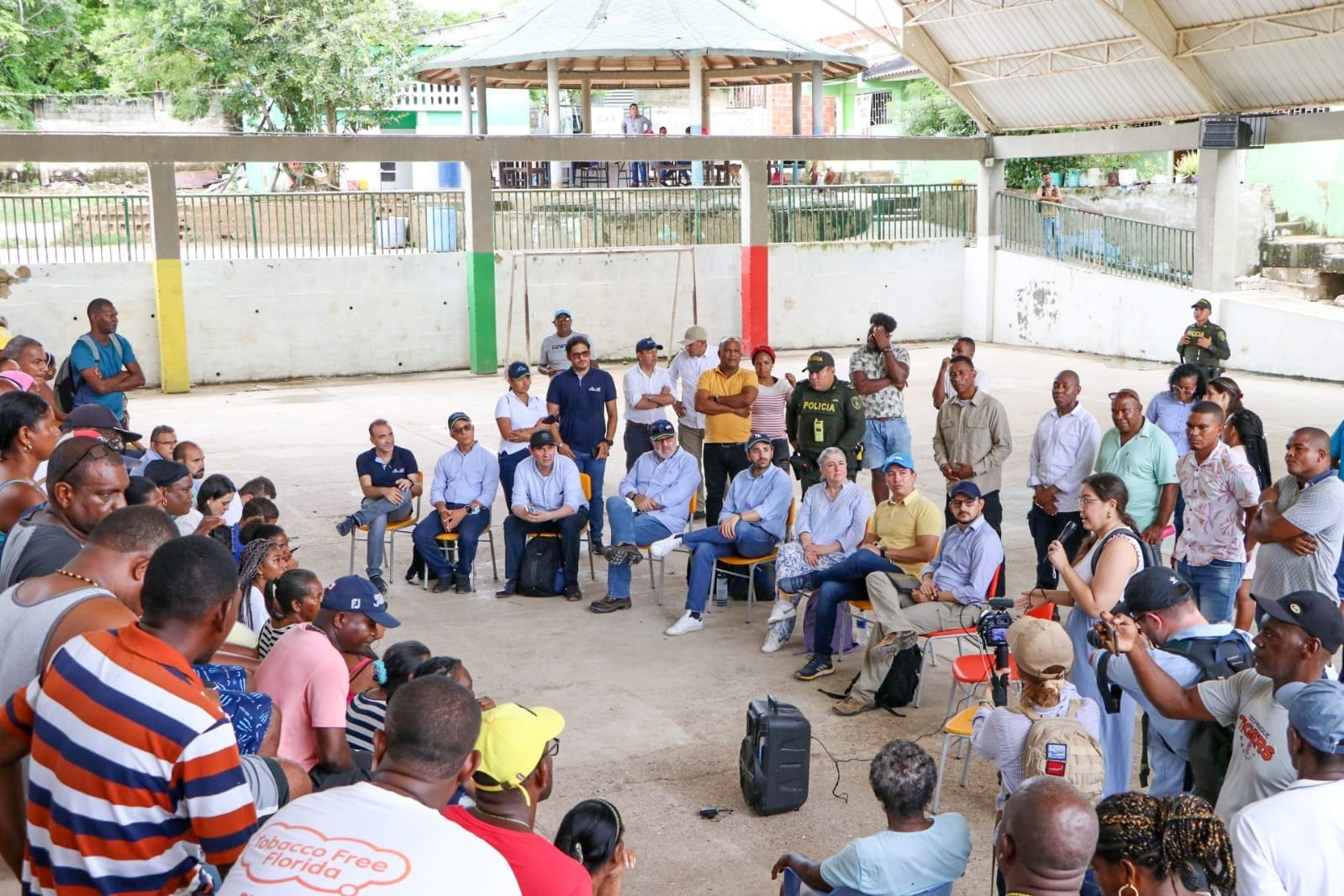 El agua potable toca las puertas de tierra bomba, la Ministra de Vivienda Catalina Velasco lideró diálogo social para buscar solución a la falta de agua potable en la pequeña isla.