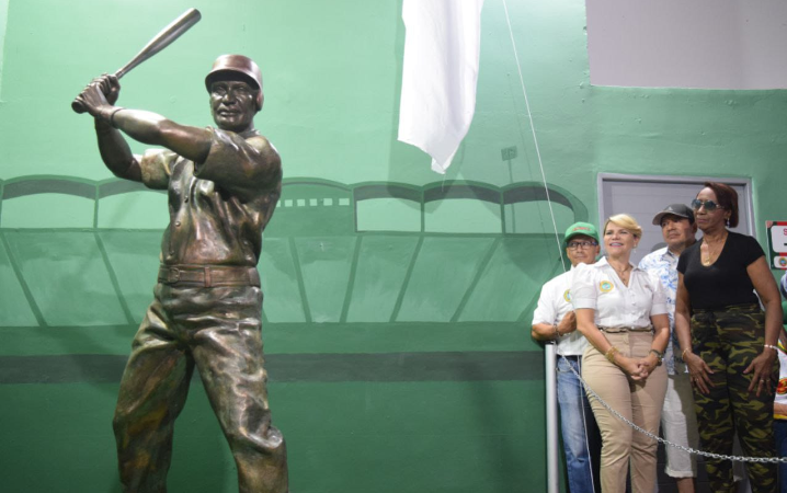 El pasillo principal del estadio 11de noviembre se engalana con escultura del gran beisbolista Cartagenero Abel Leal.
