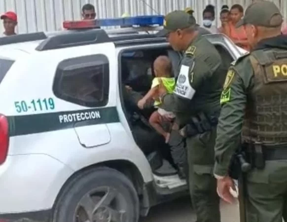 tres menores de 2 y 3 años y uno de 8 meses de edad, fueron abandonados en una vivienda del pozón, la policía los rescató.