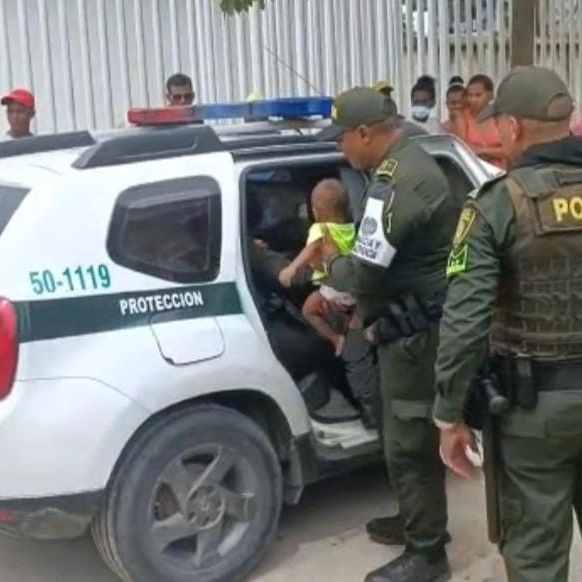 tres menores de 2 y 3 años y uno de 8 meses de edad, fueron abandonados en una vivienda del pozón, la policía los rescató.