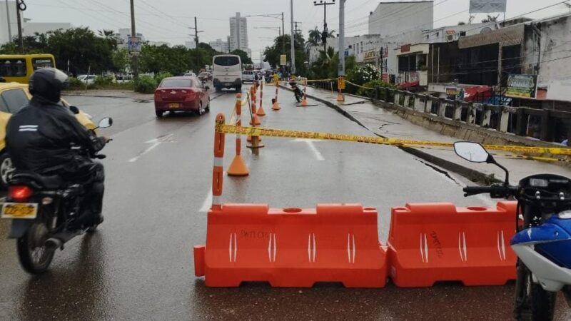 Se visualizan primeros estragos de las lluvias de hoy sábado, autoridades autorizan cierre de carril en Ronda Real por afectación de infraestructura vial.