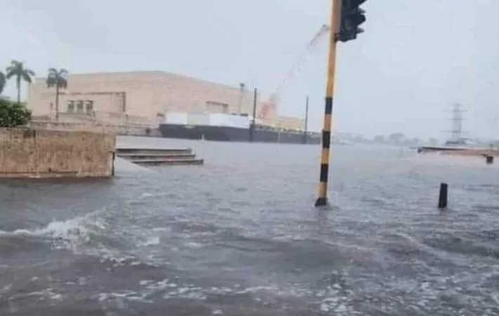 Atención de emergencias por lluvias continúa en Cartagena, CIOH advierte que las precipitaciones continuarán este fin de semana, moderadas y fuertes.