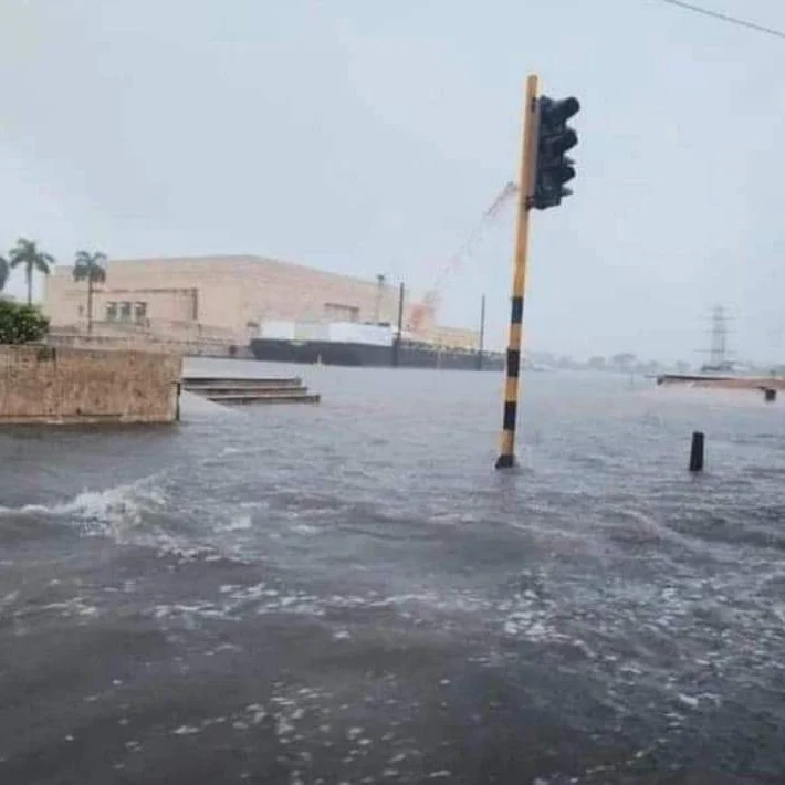Atención de emergencias por lluvias continúa en Cartagena, CIOH advierte que las precipitaciones continuarán este fin de semana, moderadas y fuertes.