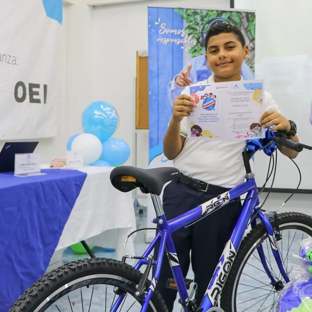 Premio de Acuacar «Alrededor del mundo» quedó en manos de Emanuel David Salazar.