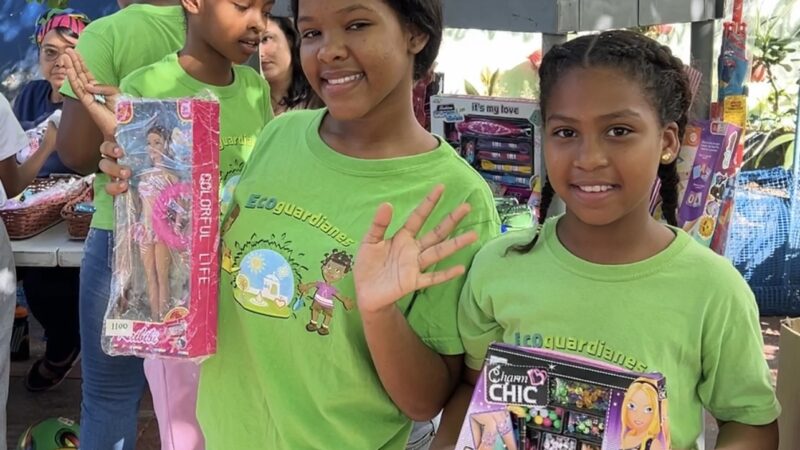 Ecoguardianes de la Fundación Puerto de Cartagena pone en marcha la estrategia «Tienda trueque» como parte de un intercambio de materiales reciclados por juguetes para los niños.