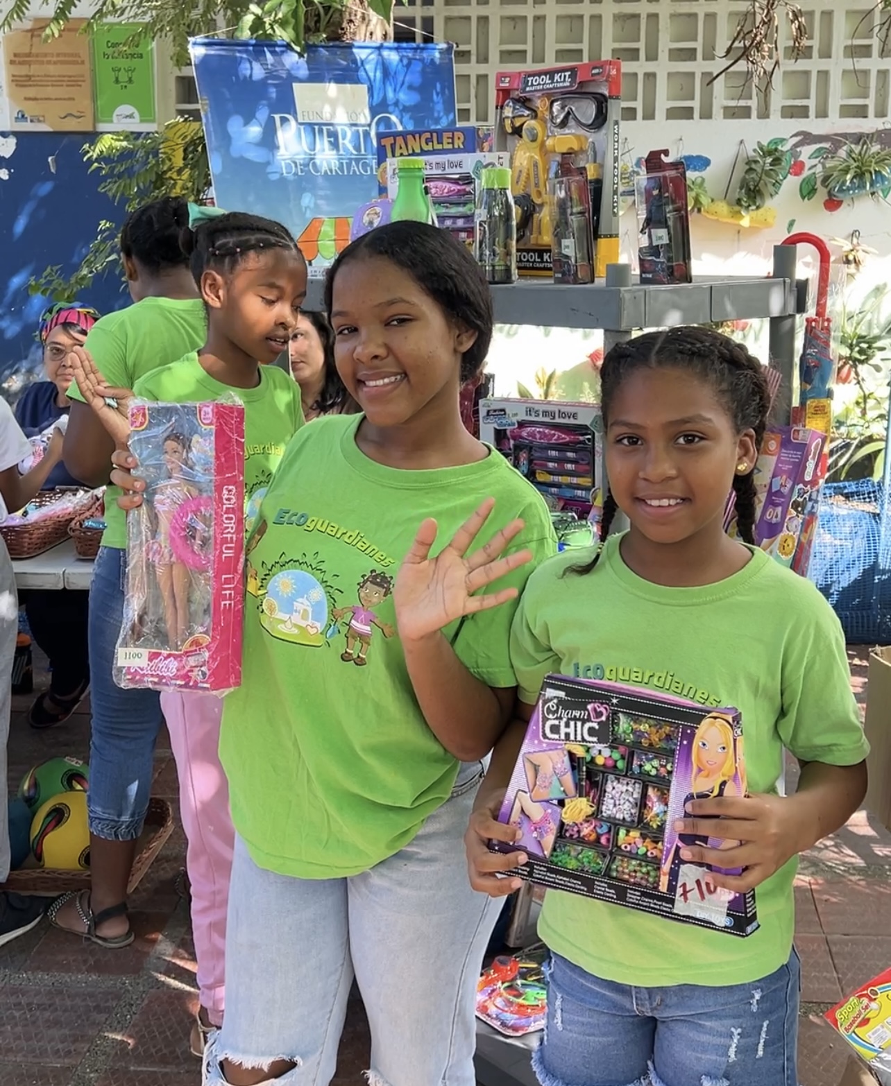 Ecoguardianes de la Fundación Puerto de Cartagena pone en marcha la estrategia «Tienda trueque» como parte de un intercambio de materiales reciclados por juguetes para los niños.