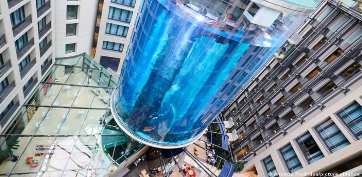 El mas grande acuario cilíndrico del mundo se reventó en las últimas horas en Alemania.