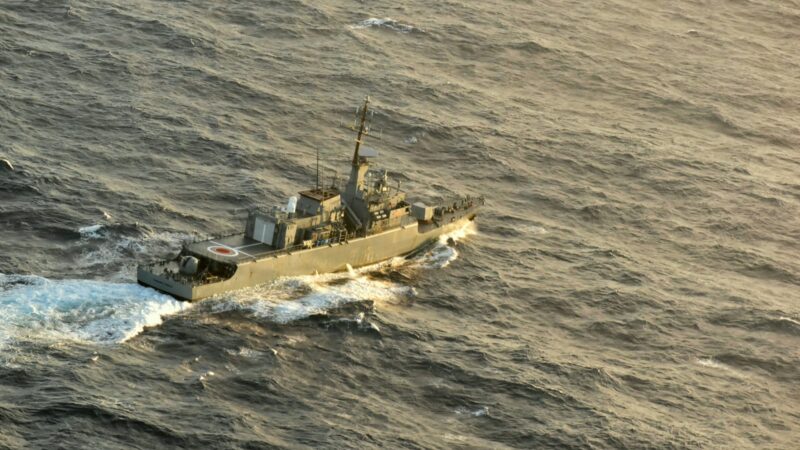 La armada continúa las operaciones de búsqueda de cuatro personas desaparecidas luego del siniestro marino que cobro una vida humana.