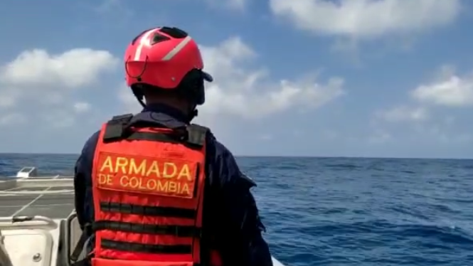Unidades de la Armada de Colombia atendieron emergencia de una embarcación tipo remolcador de bandera de Tanzania, que habría presentado entrada de agua a 40 millas náuticas al oeste de Islas del Rosario en el mar Caribe colombiano, se reporta una persona sin vida
