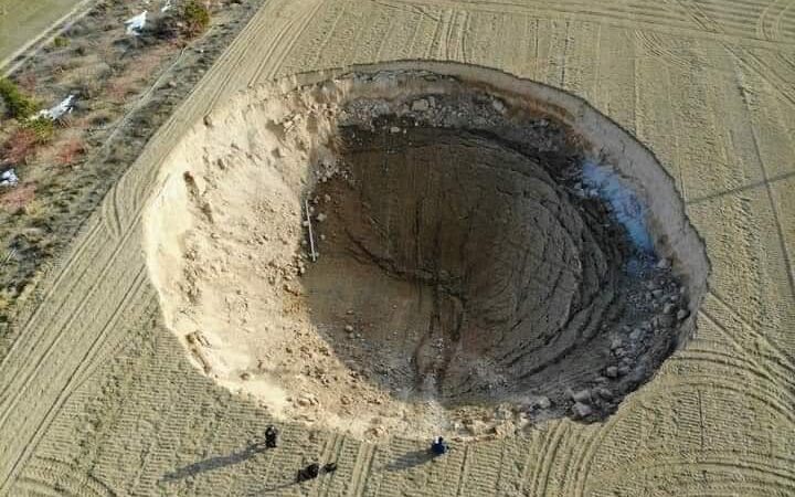 Se abre la tierra en Turquía, gigantesco socavón asusta a los turcos.