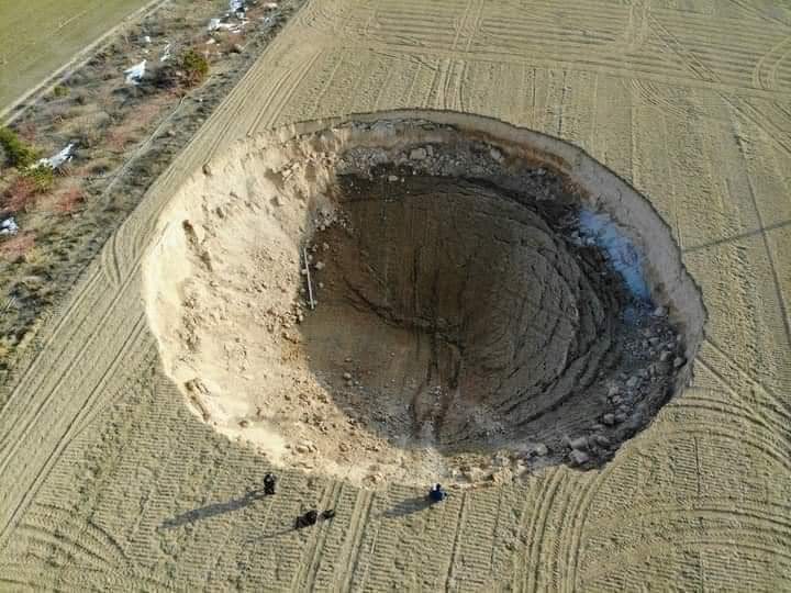 Se abre la tierra en Turquía, gigantesco socavón asusta a los turcos.