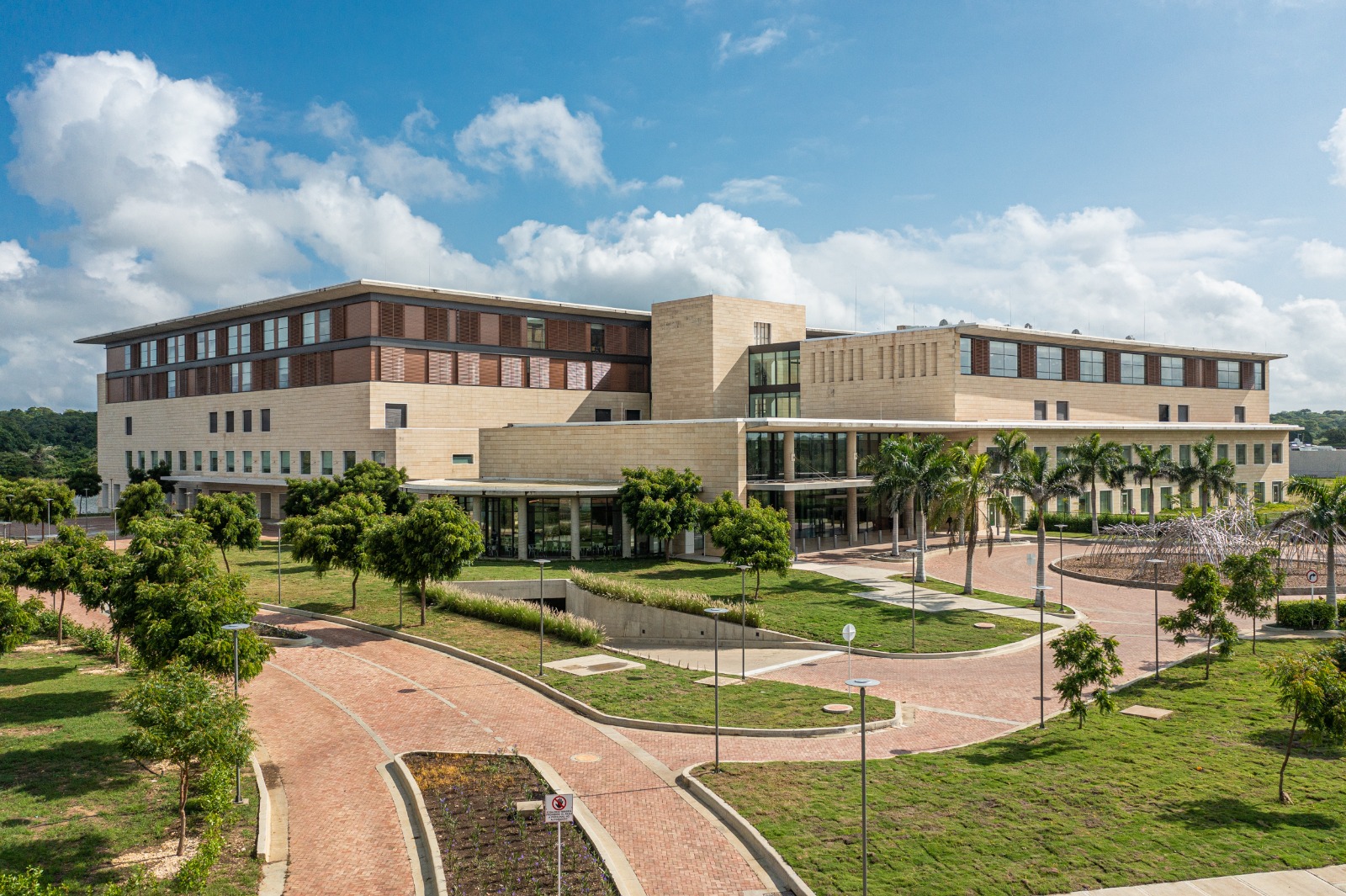Pacientes pediátricos del Hospital Serena del Mar, pintan sus sueños durante su tratamiento de quimioterapia.El Hospital Serena del Mar ha adoptado el Arte-Terapia como parte del tratamiento oncológico para niños que padecen esta enfermedad.