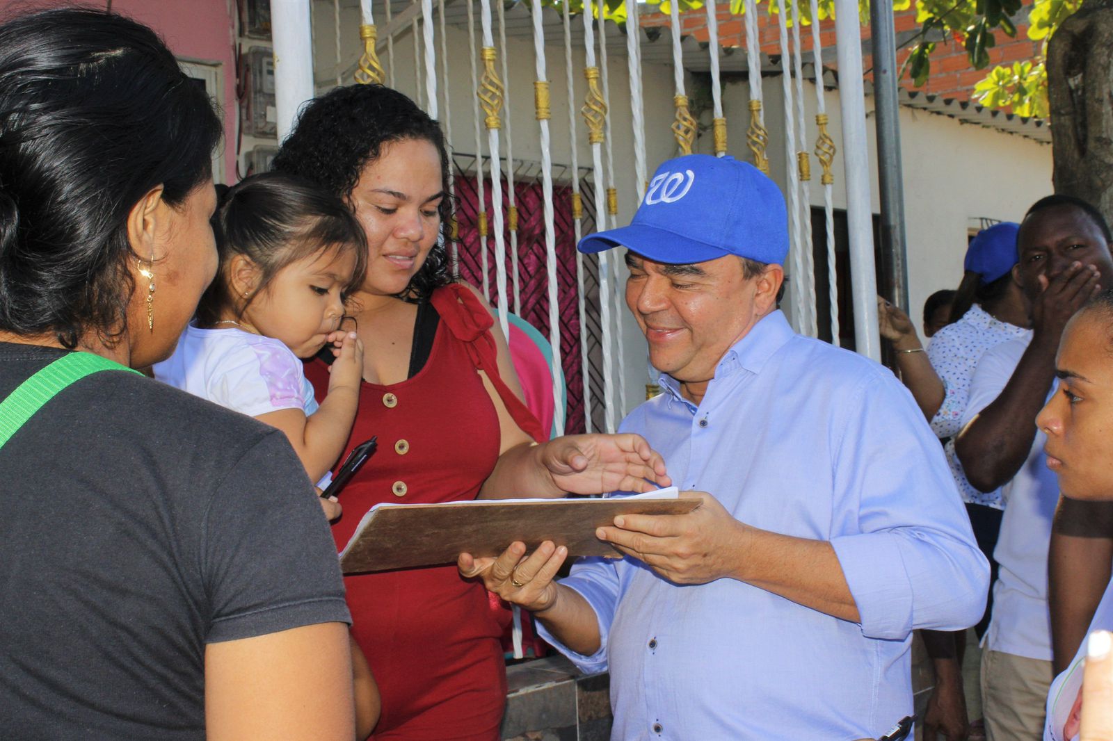“Alcalde con Corazón!”, así llaman los cartageneros a William García Tirado.Pozón, La Esperanza, San Francisco y Mercado de Bazurto se unieron a la Firmatón de «Los Tres Golpes».