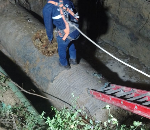 Tres zonas de Cartagena comenzaron a recibir agua potable, tras el fortuito de ayer, cuyos trabajos no ha concluido.La reparación del tubo averiado de extenderá todo el día.