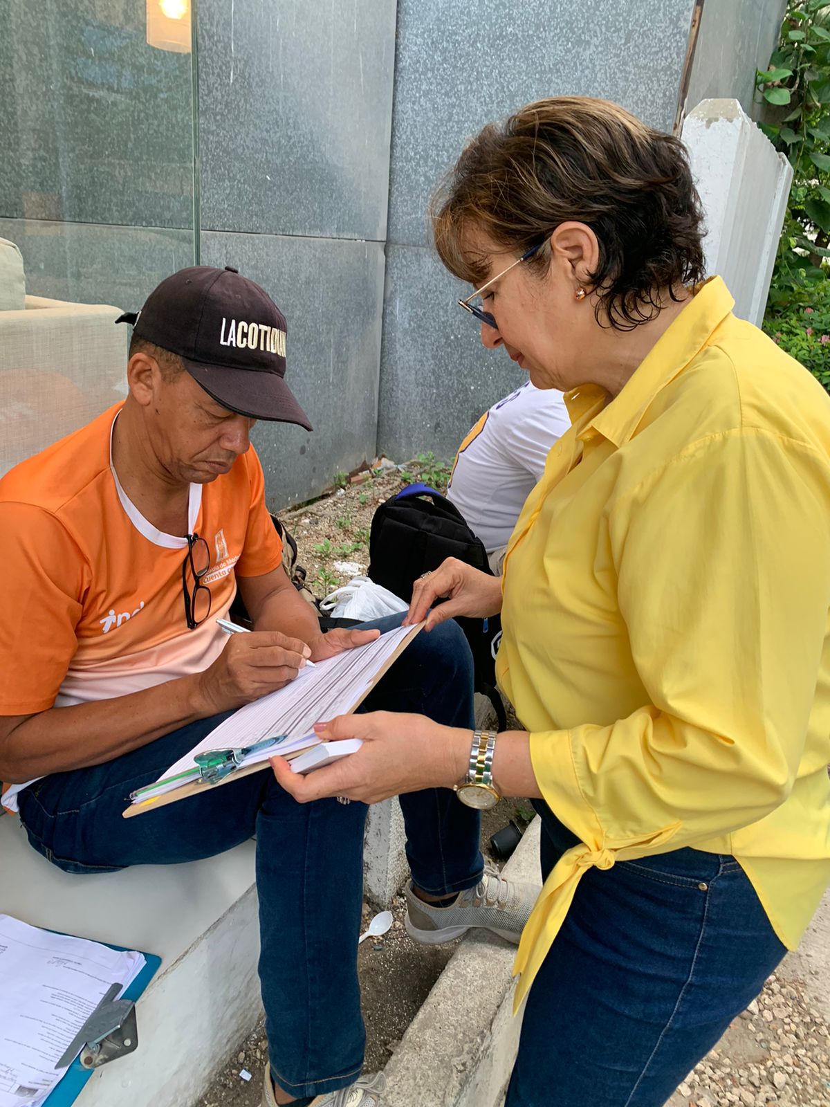 «Me hace muy felíz recoger firmas»: Mery Luz Londoño.