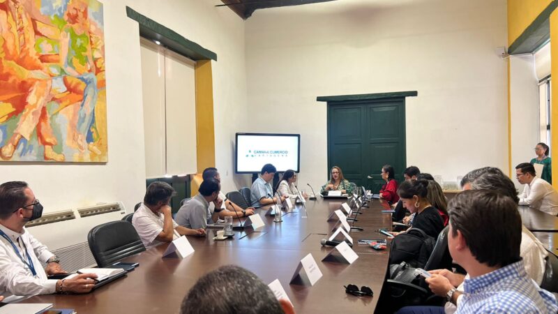 Andrea Piña, presidente ejecutiva ( e) de la CCC intercambió conceptos con la super intendente de industria y comercio María Del Socorro pimienta.