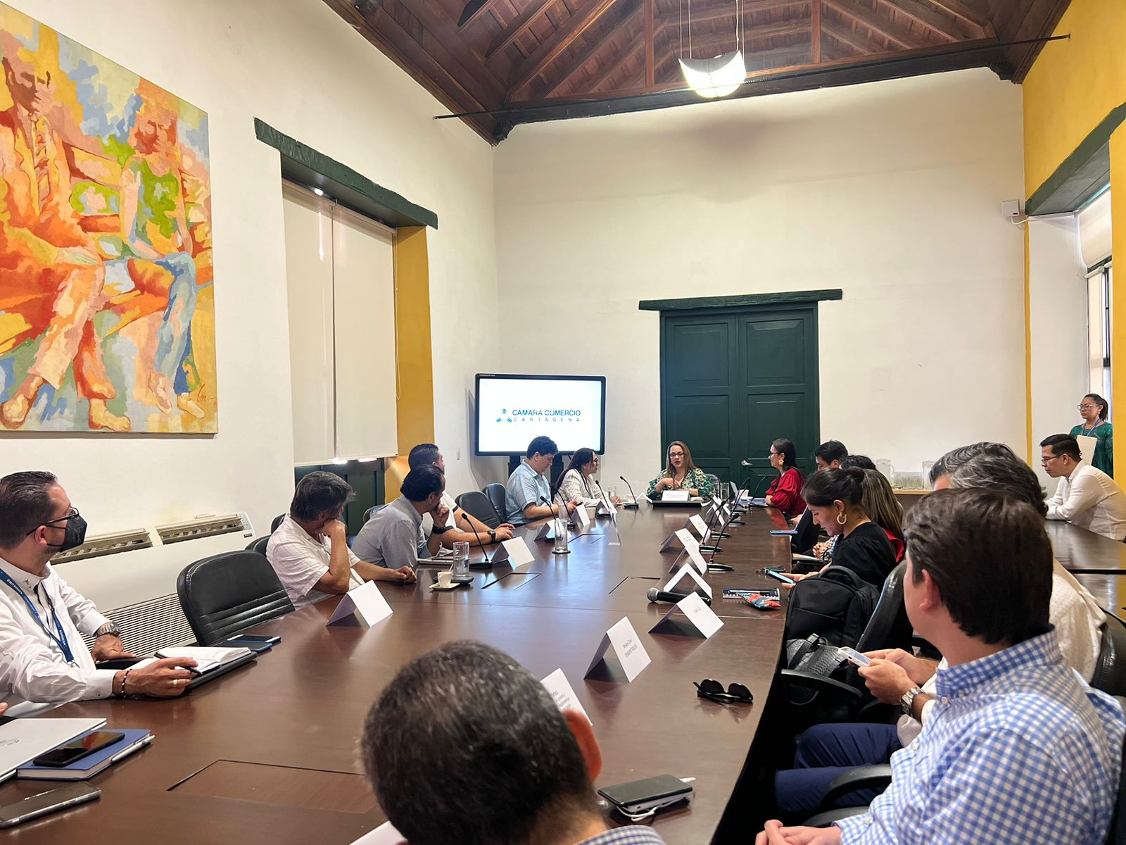 Andrea Piña, presidente ejecutiva ( e) de la CCC intercambió conceptos con la super intendente de industria y comercio María Del Socorro pimienta.