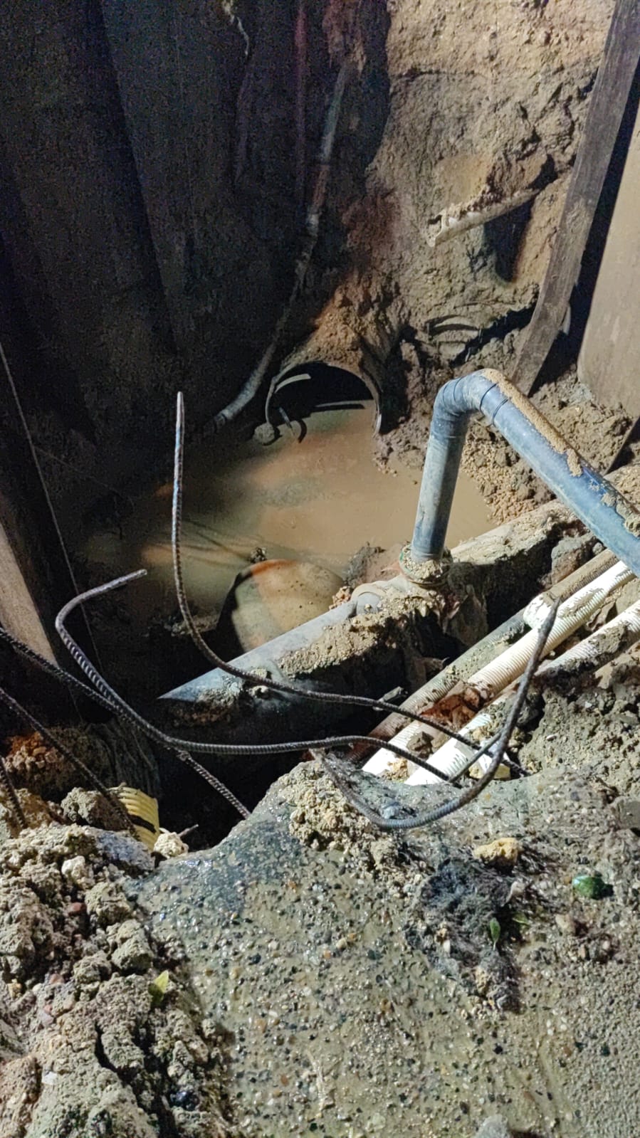 Adversidades del suelo y lluvia dificultan trabajos, Aguas de Cartagena a pesar de los obstáculo, continúa la reparación del daño del tanque colina.