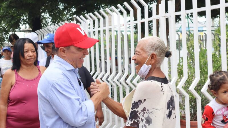 El líder del moviendo significativo los tres golpes, William García continúa con la saludatón en Cartagena.