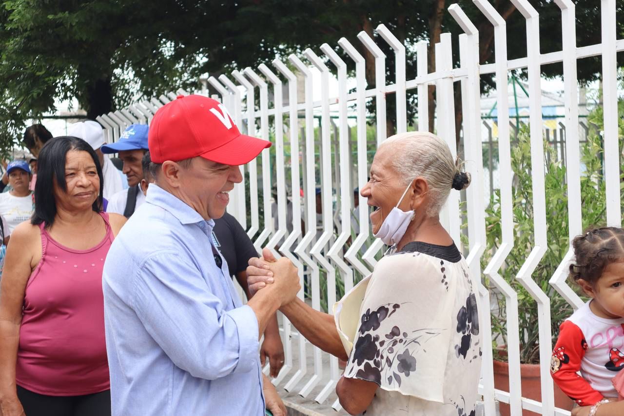 El líder del moviendo significativo los tres golpes, William García continúa con la saludatón en Cartagena.