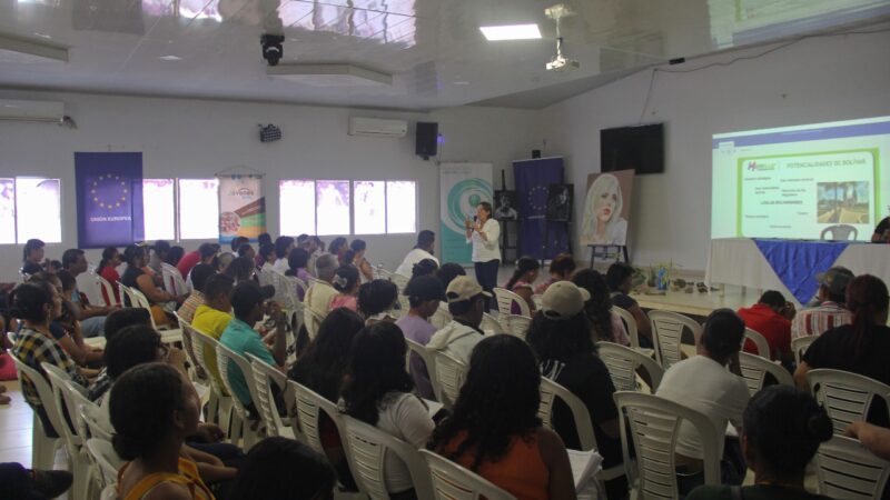 «En el V Encuentro Intermunicipal de Juventudes Construyendo Territorio y Futuro» que se realizó en Santa Rosa del Sur, la candidata a la Gobernación Mery Luz Londoño, firma compromiso con la juventud de Bolívar.