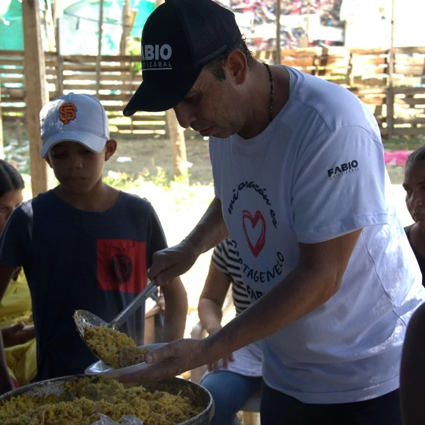 Fabio Aristizábal candidato a la alcaldía invertirá en comedores comunitarios en lugar de vallas publicitarias.