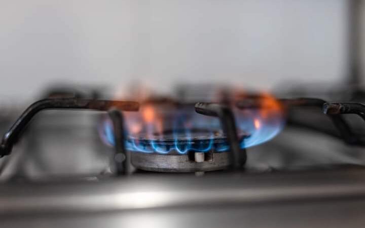 Más de 8 mil familias serán subsidiadas con la conexión de gas, tras la firma del convenio con el Fondo especial Cuota de Fomento.