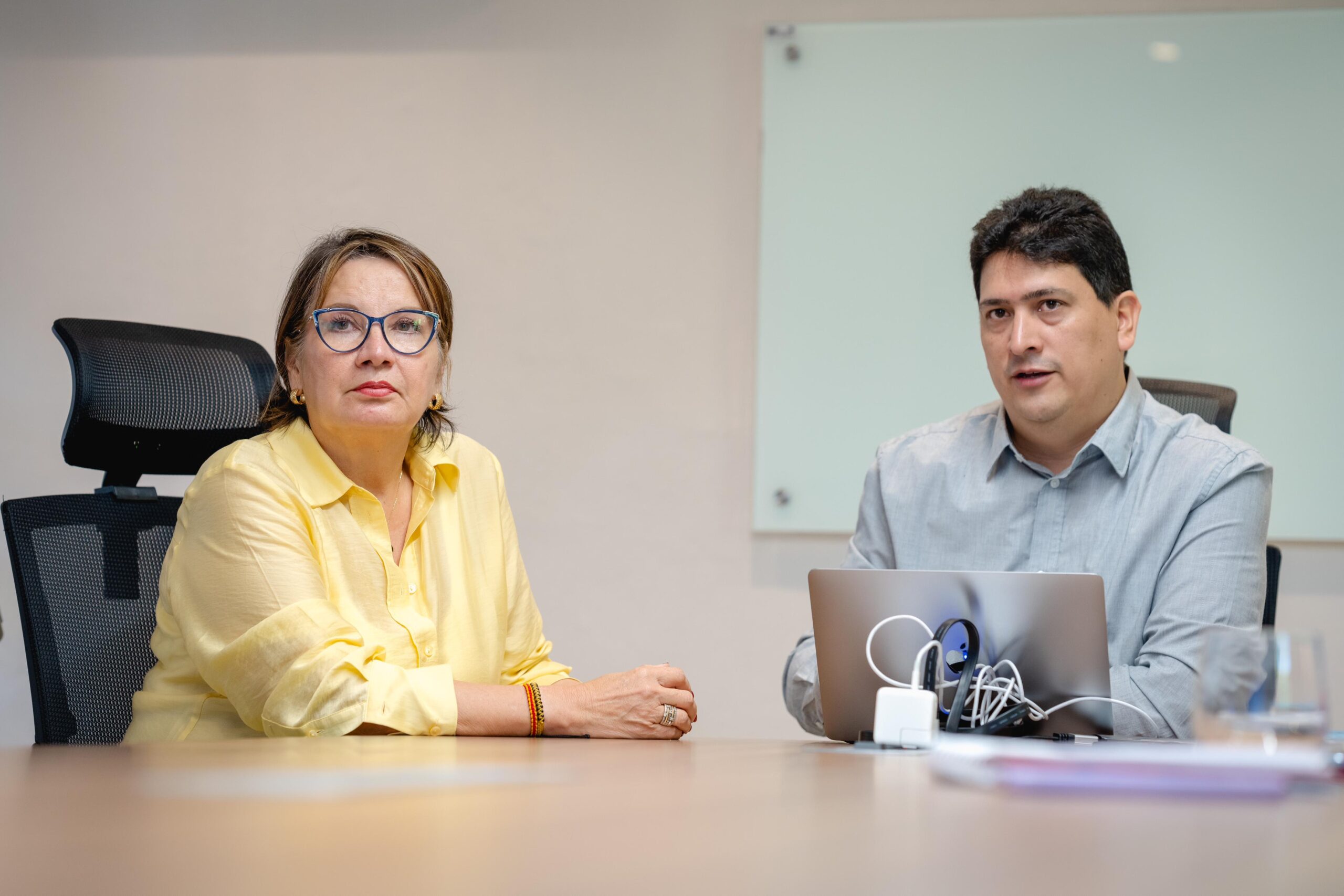 Un amigable diálogo sostuvieron el director del Comité Intergremial Juan Camilo Oliveros y la candidata a la Gobernación de Bolívar Mery Luz Londoño,el tema, «Un gran acuerdo por Bolívar».