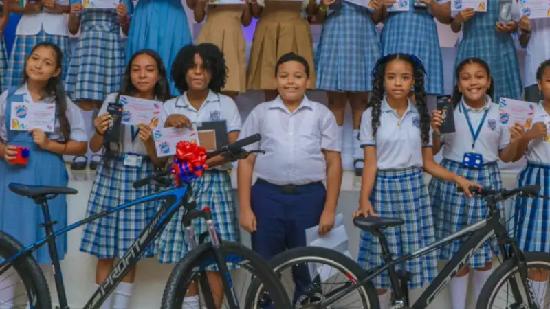 Concurso «Alrededor de Iberoamérica lo gana un cartagenero de la Institución Educativa Mercedes Ábrego».