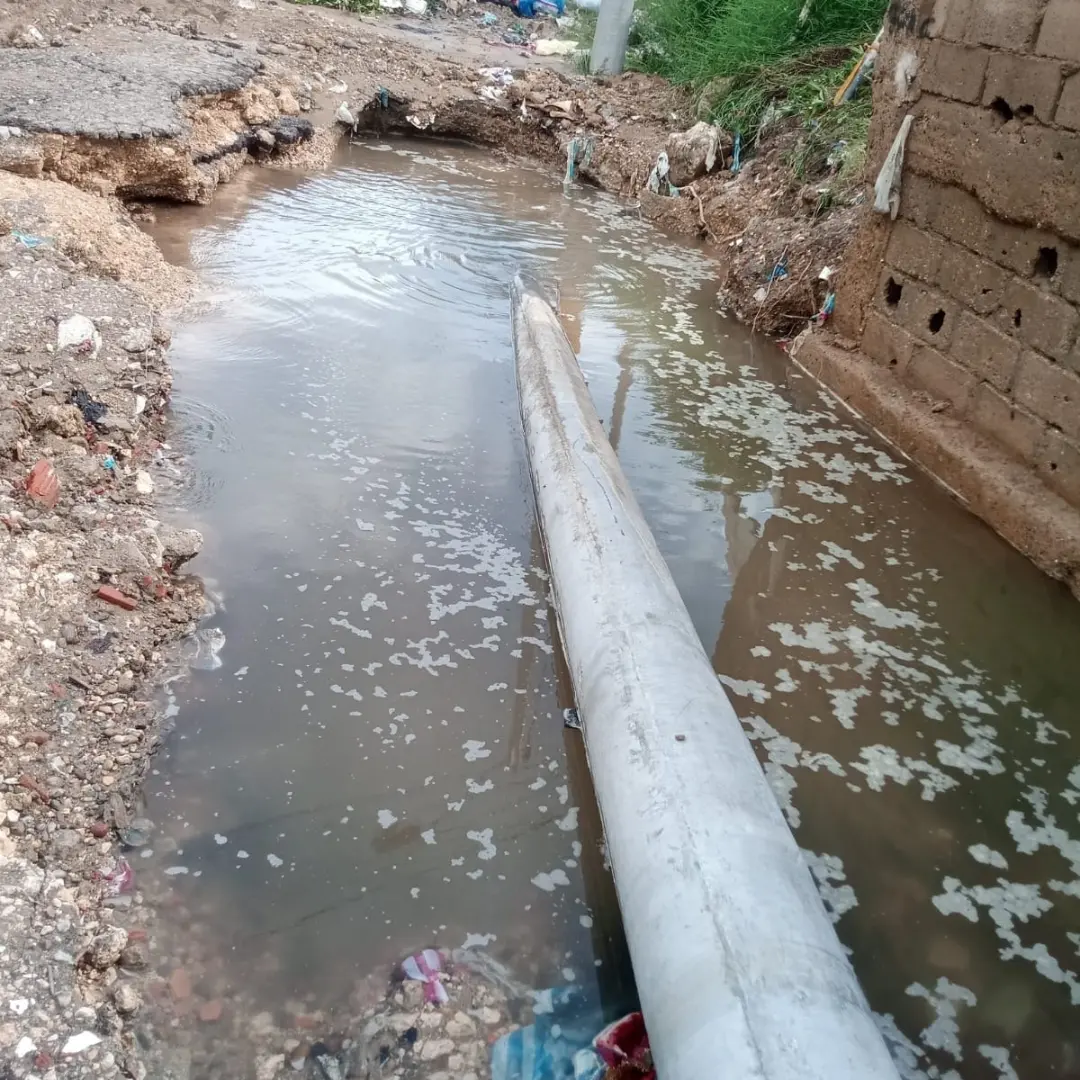En el barrio Emmanuel, contratista de Afinia perfora tubería de impulsión de agua potable, el impase tiene al 30% de la ciudad sin agua.
