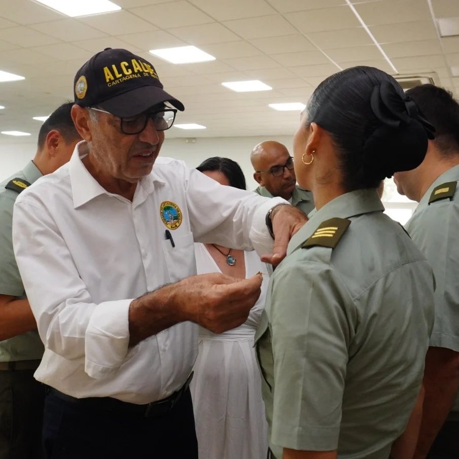En desarrollo del aniversario 132 de la Policía Nacional, Alcalde Cartagena hace reconocimiento a miembros de esa institución.