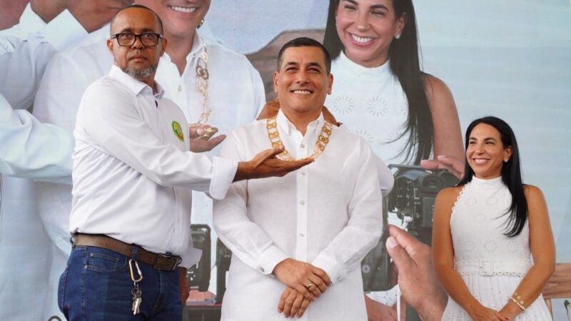 Federación de Acción Comunal del Distrito de Cartagena, entregó al nuevo alcalde, Dumek Turbay Paz, el Bastón de mando y el collar “Gran Maestre”.