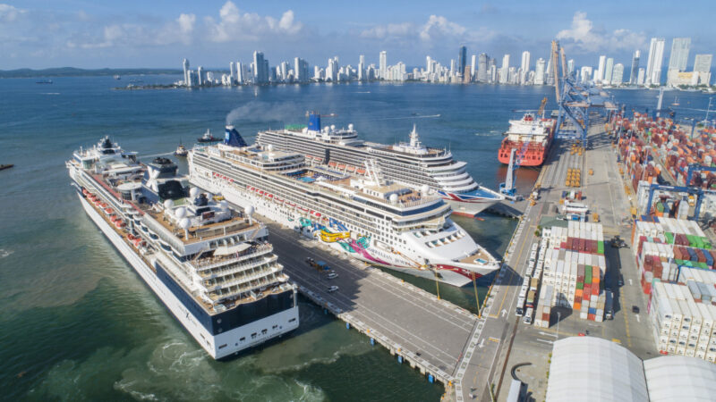 Cinco cruceros engalanan la bahía de cartagena con más de diez mil visitantes.