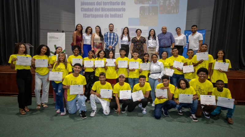 30 jóvenes de Ciudad del Bicentenario y barrios vecinos se certificaron como lideres con el apoyo de la UTB y Fundación Santo Domingo.