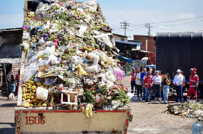 Administración Distrital somete a limpieza el mercado de Bazurto,hoy fueron recogidas 33 toneladas de basura.