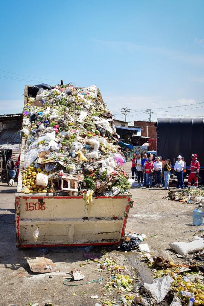 Administración Distrital somete a limpieza el mercado de Bazurto,hoy fueron recogidas 33 toneladas de basura.