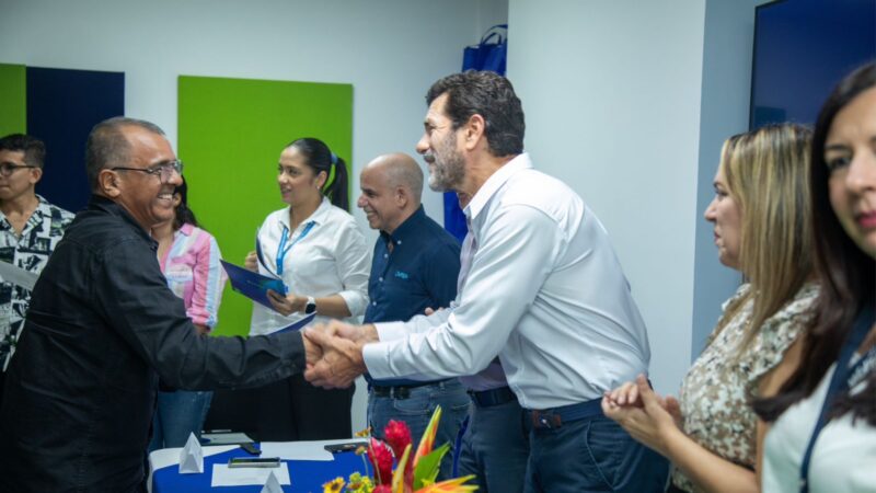 En lenguaje de señas se instruyen personal de Surtigas para facilitar comunicación con personas con discapacidad auditiva.
