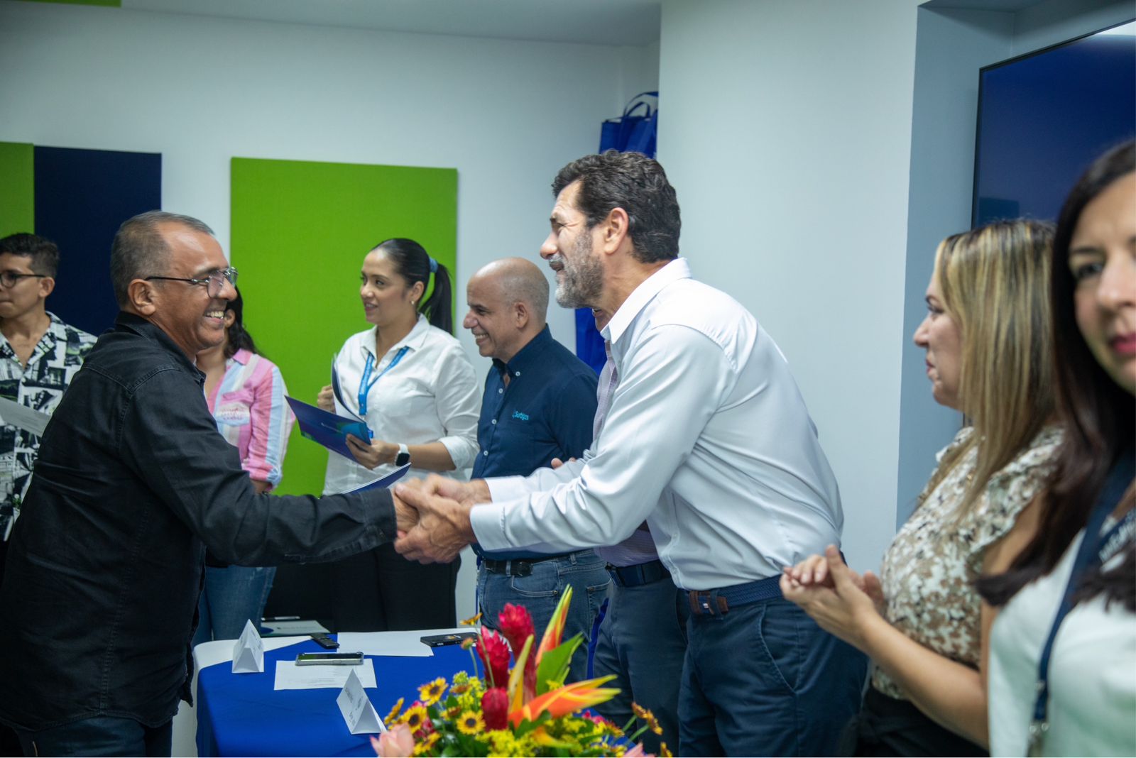 En lenguaje de señas se instruyen personal de Surtigas para facilitar comunicación con personas con discapacidad auditiva.