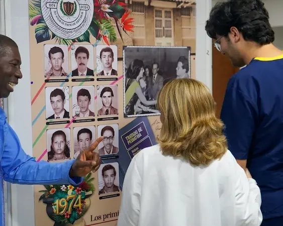 U de C conmemora 50 años del programa de medicina con llamativa exposición.