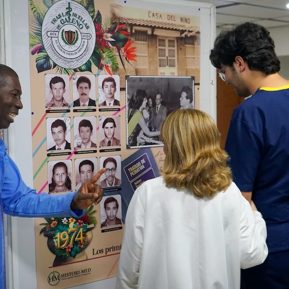 U de C conmemora 50 años del programa de medicina con llamativa exposición.