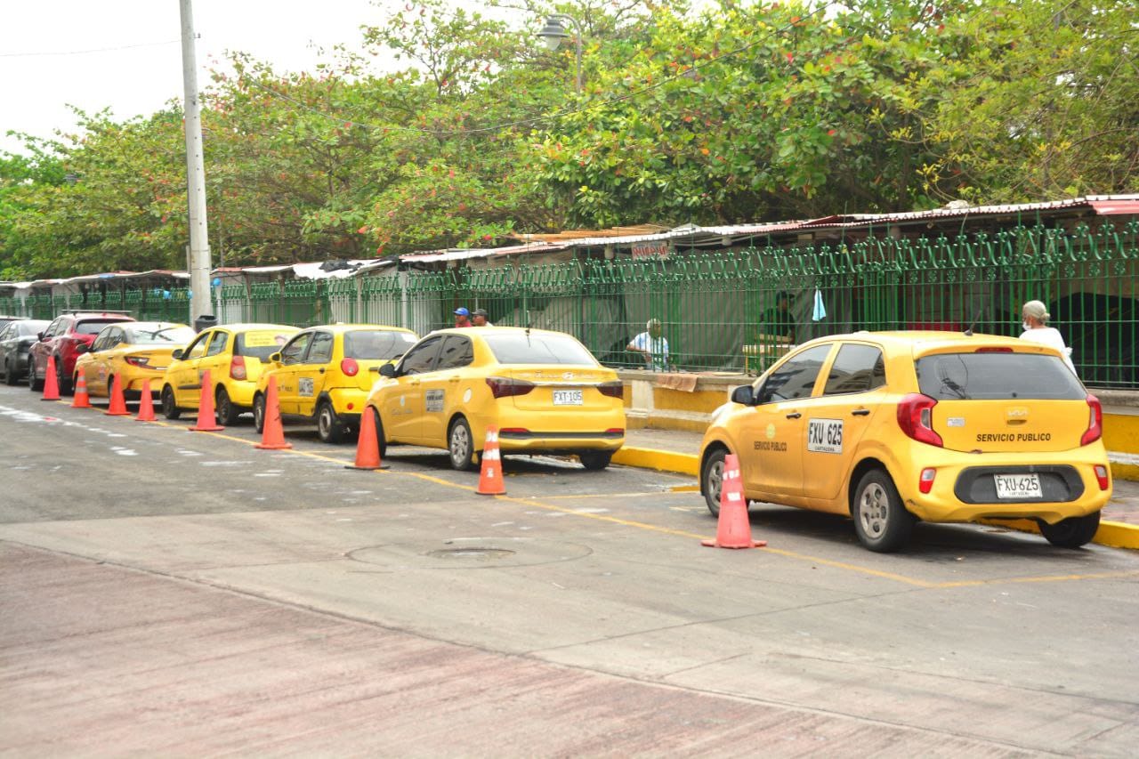 DATT demarca otra bahía de parqueo para los taxis en el Parque Centenario, incluye, señalización para estacionamiento de chivas turísticas.