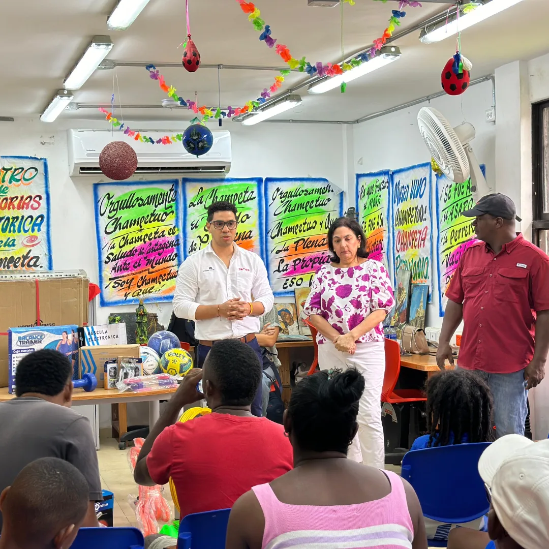 SACSA y Colectivo Traso dotaron con implementos deportivos la Escuela de Fútbol del barrio San Francisco en Cartagena.