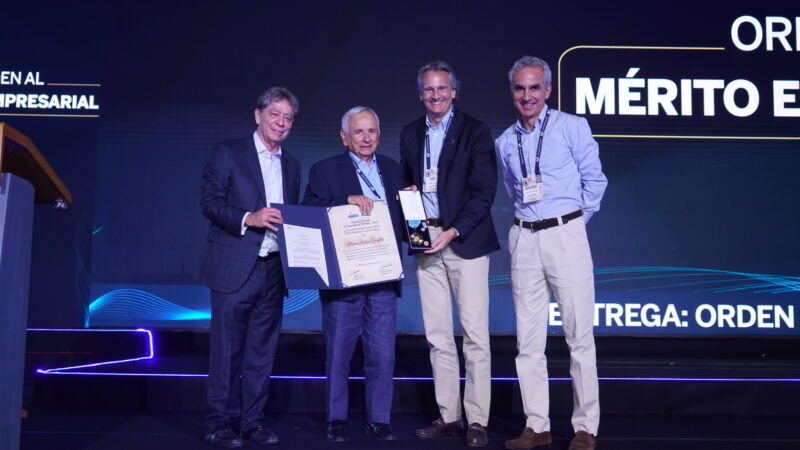 Alfonso Salas Trujillo, gerente general del Grupo Puerto de Cartagena, ha sido galardonado con la prestigiosa Orden al Mérito Empresarial «José Gutiérrez Gómez».