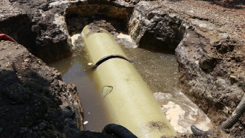 Daño en agua cruda afecta el 60% de la ciudad, cuadrillas de Acuacar ya en el lugar.