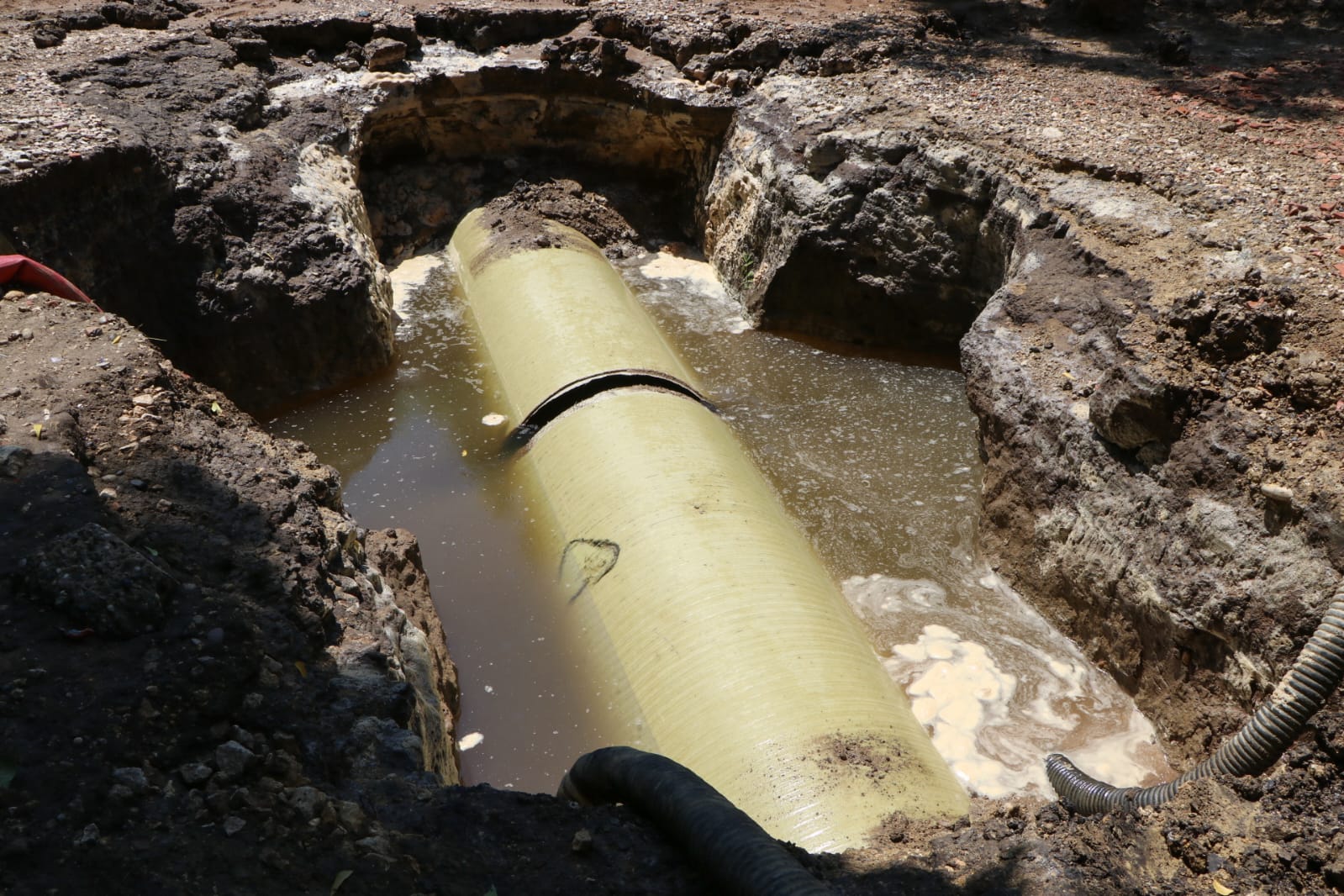 Daño en agua cruda afecta el 60% de la ciudad, cuadrillas de Acuacar ya en el lugar.