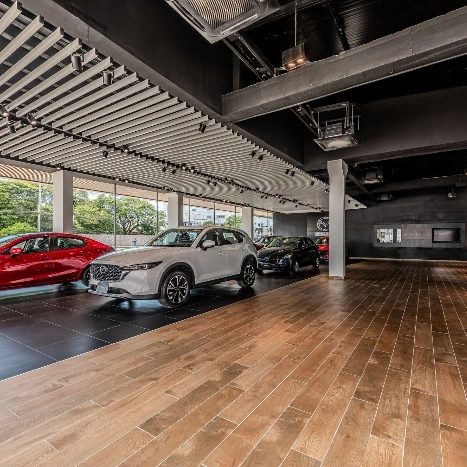 Con éxito de ventas, el Grupo Empresarial Vardí y Mazda inauguró vitrina en Cartagena.