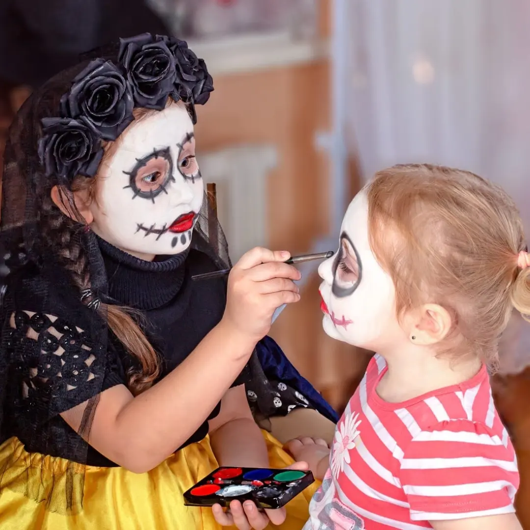 Máscaras y disfraces para niños puede irritar la piel de los menores, padres, te gan cuidado.