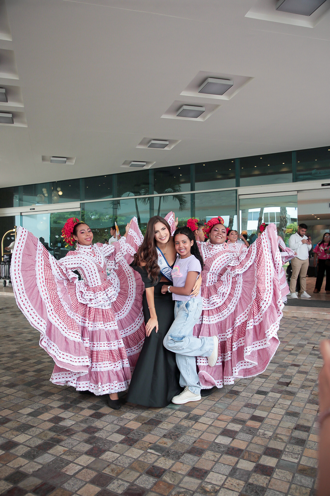 Emotivo primer desfile oficial de las reinas en el Hotel Hilton en Cartagena.