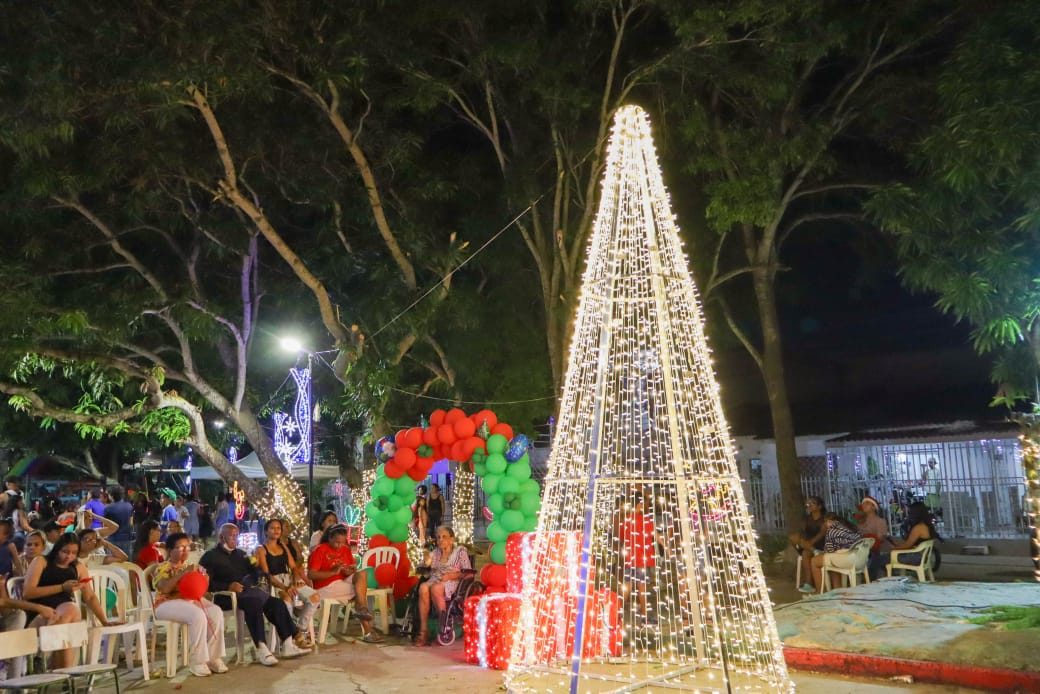 La plaza de Santo domingo y el barrio villa Rosita se visten de Navidad por Acuacar.