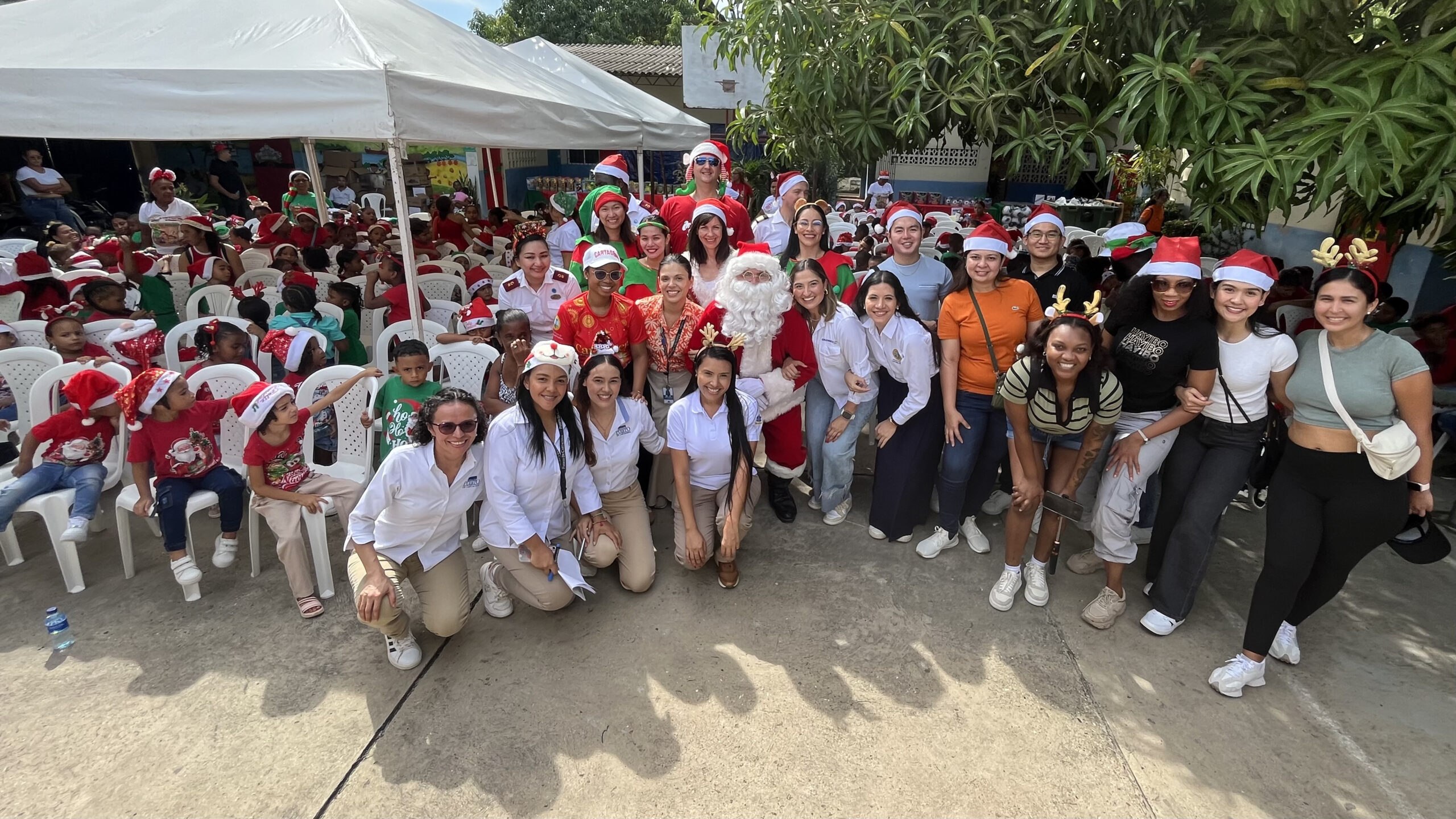 De manos de tripulantes de cruceros, más de 200 niños recibieron regalos de Navidad.